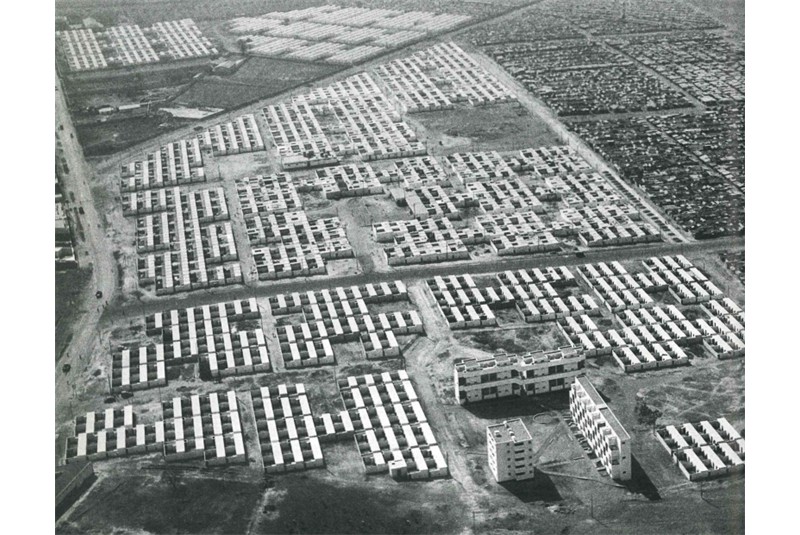 Fig. 2
Victor Bodiansky, George Candilis,
Henri Piot e Shadrach Woods,
Cit&eacute; verticale 1952. (Di T.
Avermaete e S. Karakayali, M.
Von Oste, 2010).