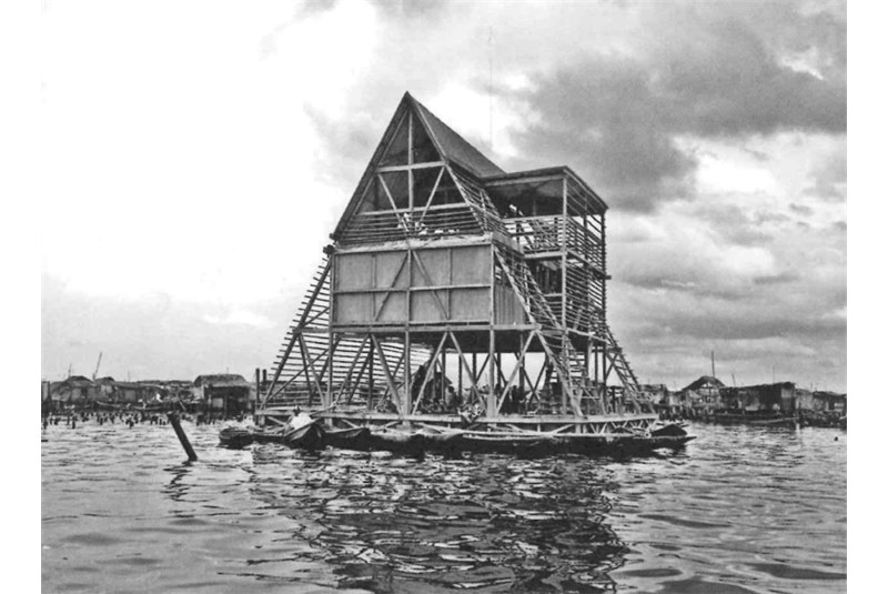 Fig. 8
Kunl&eacute; Adeyemi - NLE&rsquo;, Scuola
galleggiante Makoko, Lagos,
2013. (Di Meuser e Dalbai 2021,
Herrel 2001).