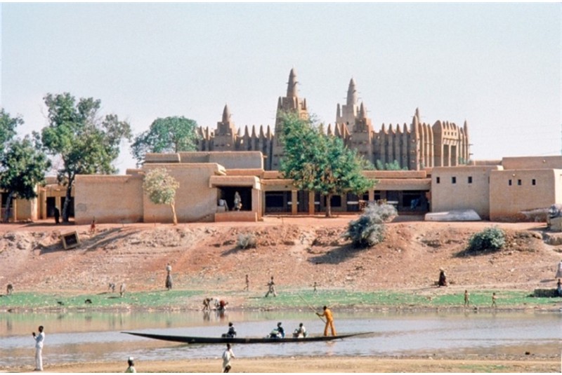Fig. 1a
Andr&eacute; Rav&eacute;reau, Mopti Health
Centre, 1970-74 (from Aga Khan
Trust for Culture, Gen&egrave;ve).