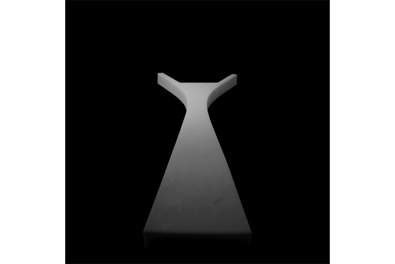 Fig. 10
Modello in marmo del progetto
del memoriale sul dettaglio
d&rsquo;angolo; vista del puntello
strutturale.