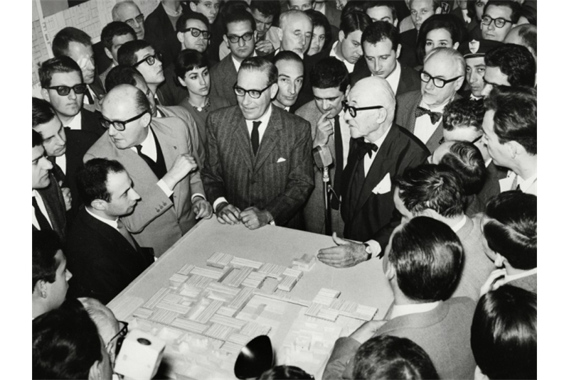 Fig. 105 -
Le Corbusier, Progetto per l'ospedale di Venezia, 1965. Fotografia della presentazione del progetto / Project for the hospital of Venice. Photograph of the project presentation.