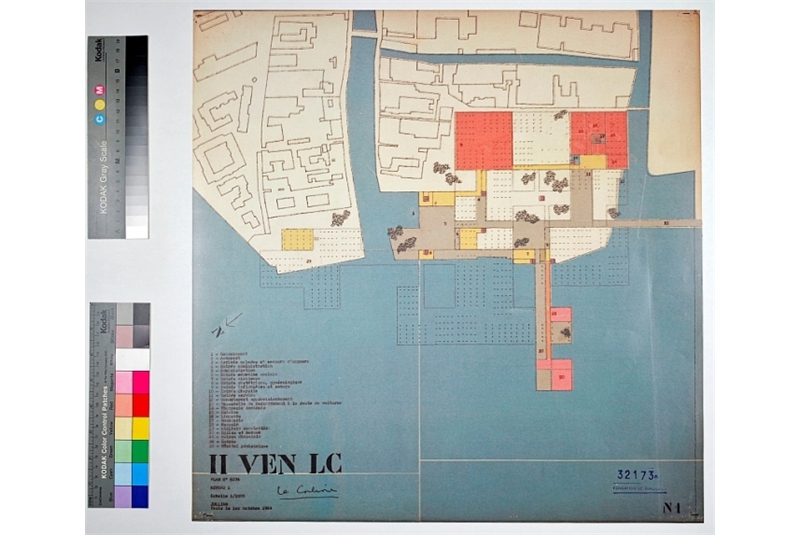 Fig. 106
- Le Corbusier, Progetto per l'ospedale di Venezia, 1965. Fotografia della presentazione del progetto e pianta / Project for the hospital of Venice, 1965. Floor plan.