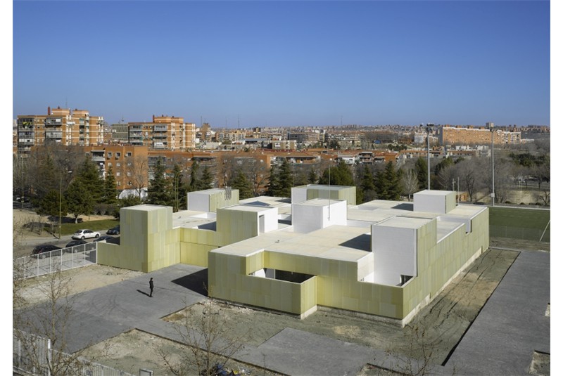 Fig. 3
estudio__entresitio, Usera, Vellaverde and Sanblas, Public Healthcare Center. Madrid (2005-09 Usera).
Courtesy of estudio__entresitio. Photo credits: Roland Halbe