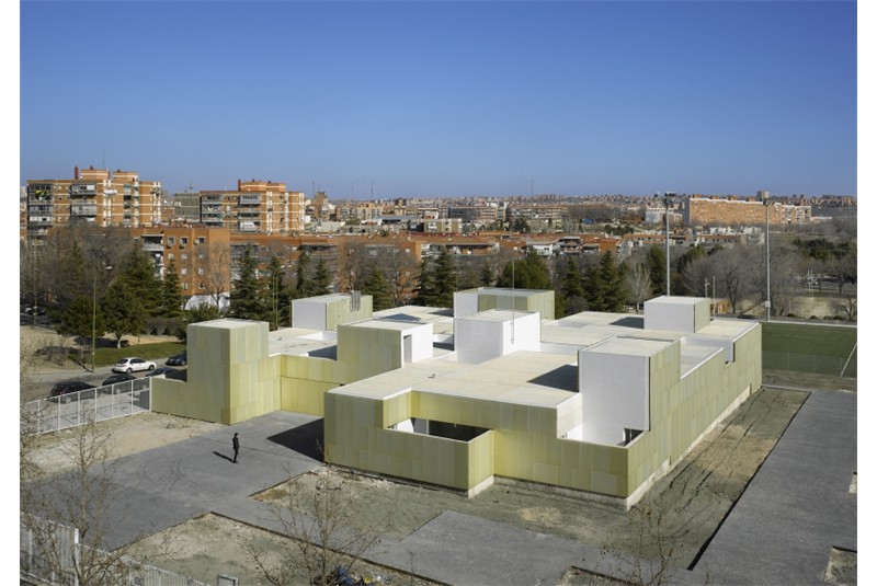 Fig. 4
estudio_entresitio, 3*1, Health care centers in Madrid, SUsera 2005-09.
Photo credits: Roland Halbe. Fig. 4
estudio_entresitio, 3*1, Health care centers in Madrid, Usera 2005-09.
Photo credits: Roland Halbe.
