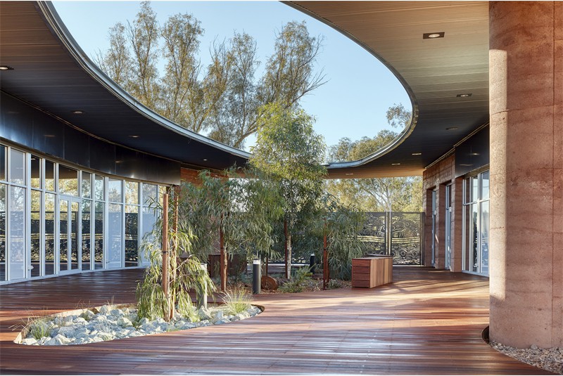 Fig. 3
David Kaunitz, Ka Wai Yeung, PAMS healthcare center, Newman, Australia. Photo of the courtyard.
&copy; Robert Frith - Acorn Photo