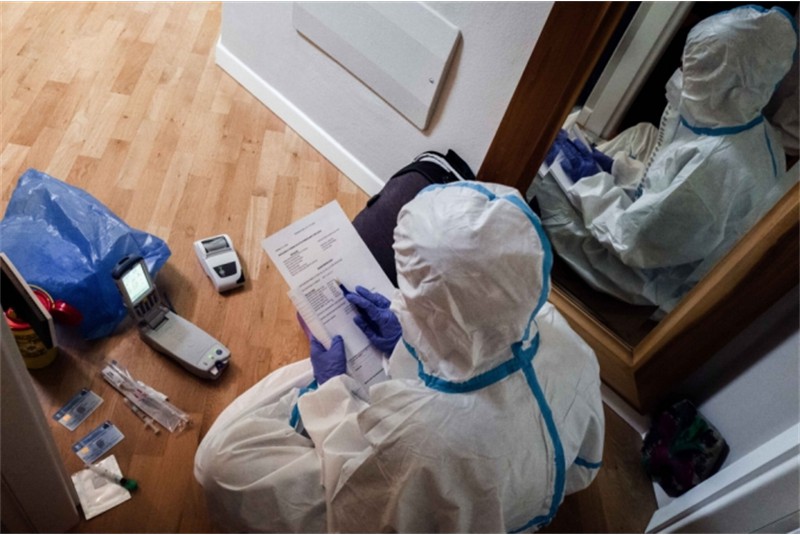 Fig. 2
UMM interventions. blood gas analysis and multispecialist home assessment of Covid (Ph. Carlo Cozzoli). Fig. 2
UMM interventions. blood gas analysis and multispecialist home assessment of Covid (Ph. Carlo Cozzoli).