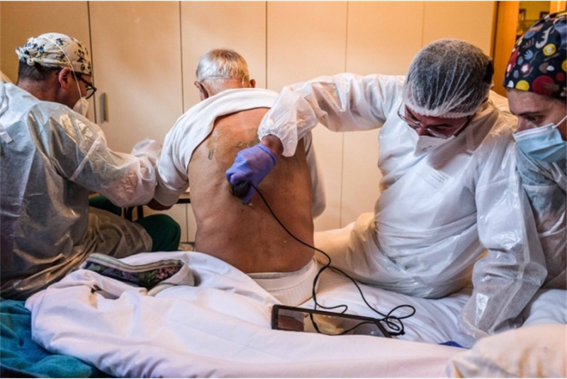 Fig. 3
Ultrasound and UMM visit in the elderly home (Ph. Carlo Cozzoli)
