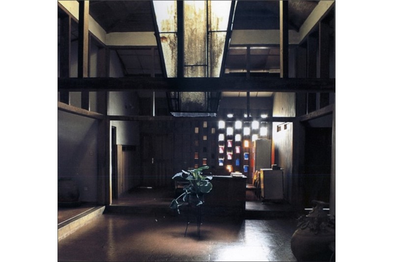 Fig. 9
Demas Nwoko's residence, Idumuje,
Ugboko (1976): the public
court illuminated by the impluvium. Fig. 9
Demas Nwoko's residence, Idumuje,
Ugboko (1976): the public
court illuminated by the impluvium.