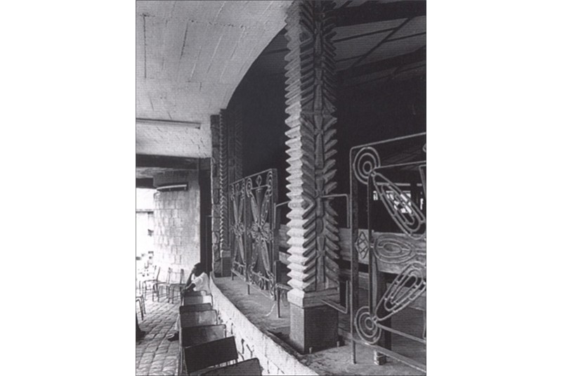 Fig. 13
Chapel of the Dominican Institute
in Ibadan (1970-1975): side
entrance and portico with carved
wooden columns between
the cavea of the believers and
the outside. Fig. 13
Chapel of the Dominican Institute
in Ibadan (1970-1975): side
entrance and portico with carved
wooden columns between
the cavea of the believers and
the outside.