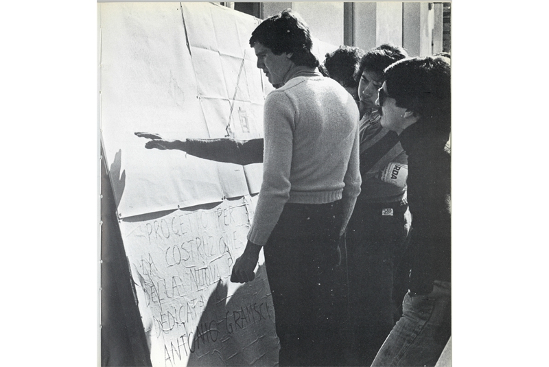 Fig. 3
Gli scalpellini al lavoro sui conci di basalto nero nella cava di Mogoro. Ales, marzo 1977.
Mostra del Piano d'uso collettivo allestita di fronte al municipio.
Da AA.VV., Gi&ograve; Pomodoro, Piano d&rsquo;uso collettivo a Gramsci-Ales 1977, Marsilio Editori, Venezia 1977.