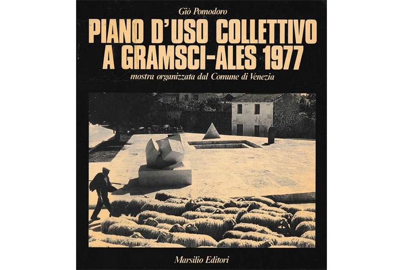 Fig. 4 Copertina del volume. AA.VV., Gi&ograve; Pomodoro, Piano d&rsquo;uso collettivo a Gramsci-Ales 1977, Mostra organizzata dal Comune di Venezia, Marsilio Editori, Venezia 1977.