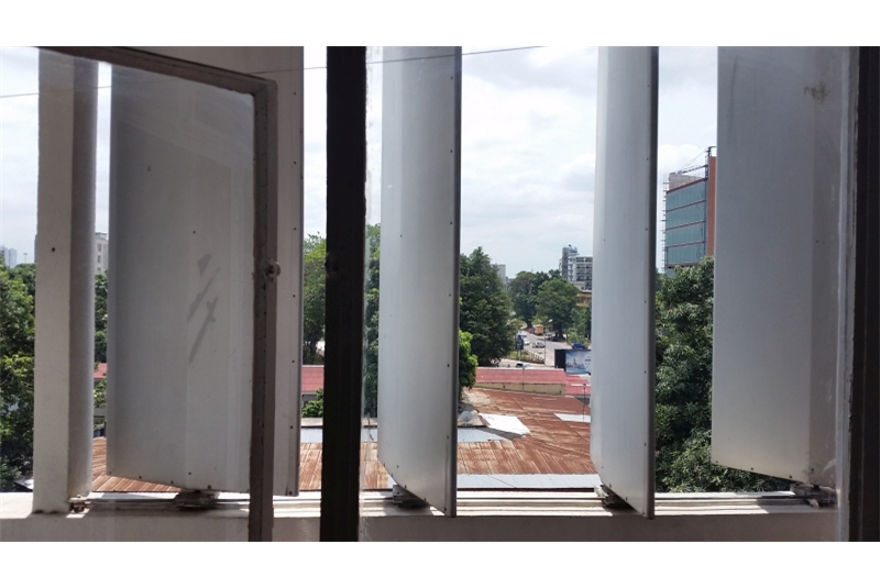 Fig. 11
Brise soleil in alluminio in posizione
aperta nella loggia di un
appartamento dell’edificio Van
Gele di Claude Laurens, Kinshasa.
©Manlio Michieletto. Fig. 11
Brise soleil in alluminio in posizione
aperta nella loggia di un
appartamento dell’edificio Van
Gele di Claude Laurens, Kinshasa.
©Manlio Michieletto.