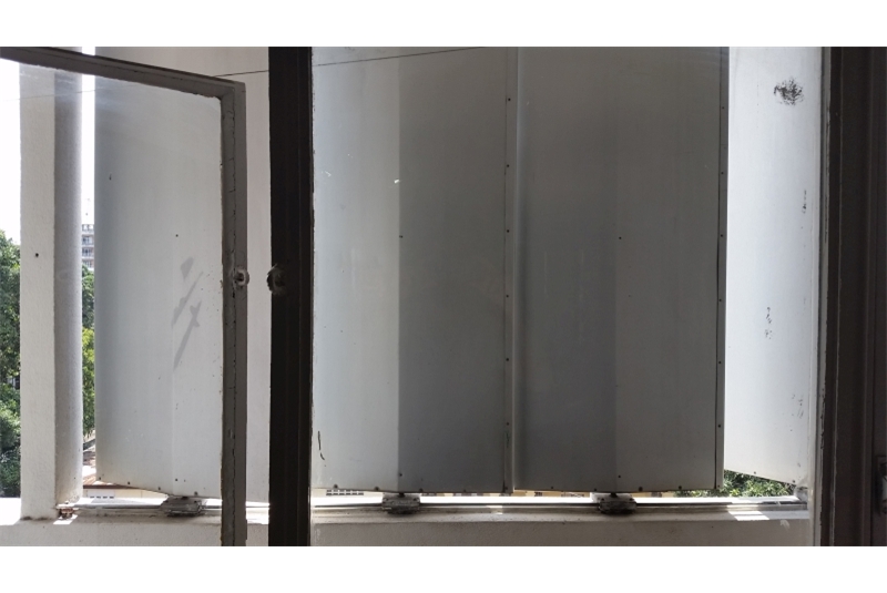 Fig. 10
Brise soleil in alluminio nella
loggia di un appartamento
dell’edificio Van Gele di Claude
Laurens, Kinshasa. ©Manlio
Michieletto. Fig. 10
Brise soleil in alluminio nella
loggia di un appartamento
dell’edificio Van Gele di Claude
Laurens, Kinshasa. ©Manlio
Michieletto.