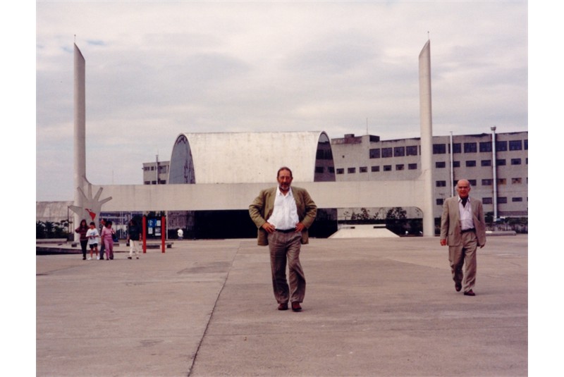 Fig. 1
&Aacute;lvaro Siza and Fernando T&aacute;vora
nel Memorial de Am&eacute;rica Latina
di Oscar Niemeyer, San Paolo
&ndash; Brasile (In: Funda&ccedil;&atilde;o Instituto
Marques da Silva, Archive
Fernando T&aacute;vora, PT_FIMS_FT_
Foto4055).