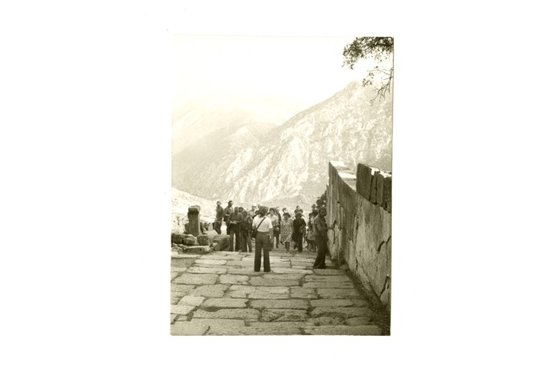 Fig. 3
Group travels with &Aacute;lvaro Siza, Alcino Soutinho and Fernando T&aacute;vora in Athens 
Greece (In: Funda&ccedil;&atilde;o Instituto
Marques da Silva, Archive
Alcino Soutinho, PT_FIMS_AS-
0001-06-foto0243).