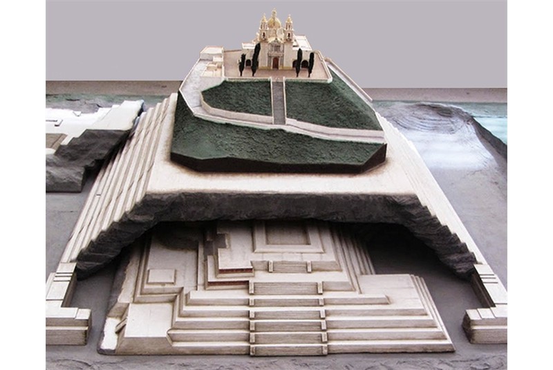 Fig. 7
Plastico di Tlachihualt&eacute;petl con
al vertice il Santuario de la Virgen
de los Remedios.