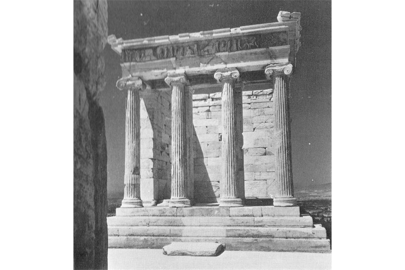 Fig. 8a
Giuseppe Pagano, fotografie
dell&rsquo;Acropoli di Atene, 1941. (Cesare
De Seta, Giuseppe Pagano
fotografo, Electa, Milano 1979,
pp. 58-61).