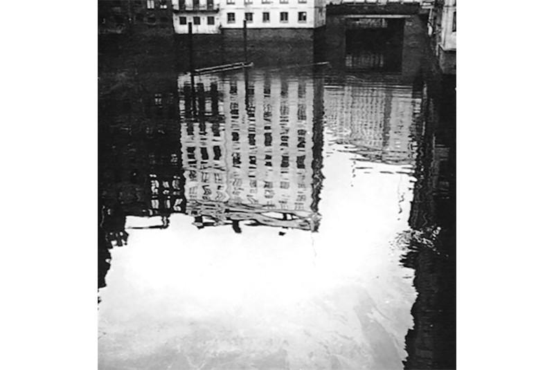 Fig. 9a
Giuseppe Pagano, fotografie
della periferia di Amburgo e del
porto di Oslo. (Cesare De Seta,
Giuseppe Pagano fotografo,
Electa, Milano 1979, p. 83).