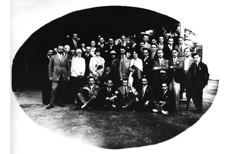 Fig. 17
Students and teachers of the School of Civil Architects of the Royal Polytechnic of Milan on a study trip to Naples, July 1926. Bottoni is second from the right in the second row, between L. Figini and G. Ulrich. (G. Consonni, L. Meneghetti, G. Tonon (eds.), Piero Bottoni opera completa, Fabbri Editori, Milan 1990, p. 23).