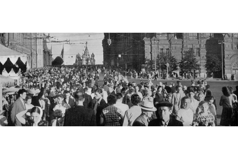Fig. 25
A photo from Revolution Square towards the famous "camelback" that leads to Red Square, published in the issue dedicated to the USSR of &laquo;Casabella-Continuit&agrave;&raquo;, n. 262, April 1962. The published photos, except those from bibliographic sources, are attributed to M. Achilli, S. Asti, G. Aulenti, G. Canella.