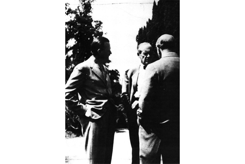 Fig. 20
Piero Bottoni with Walter Gropius and Ernesto N. Rogers (back to the camera) at the 7th CIAM, Bergamo, July 1949. (G. Consonni, L. Meneghetti, G. Tonon (eds.), Piero Bottoni opera completa, Fabbri Editori, Milan 1990, p. 439).