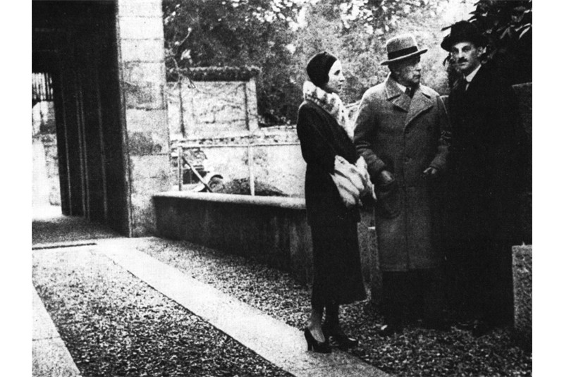 Fig. 3
Giuseppe de Finetti (on the right) with Adolf Loos and Thelma de Finetti in front of the Casa della Meridiana, 1932. (&laquo;Parametro&raquo;, n. 126, May 1984, p. 10).