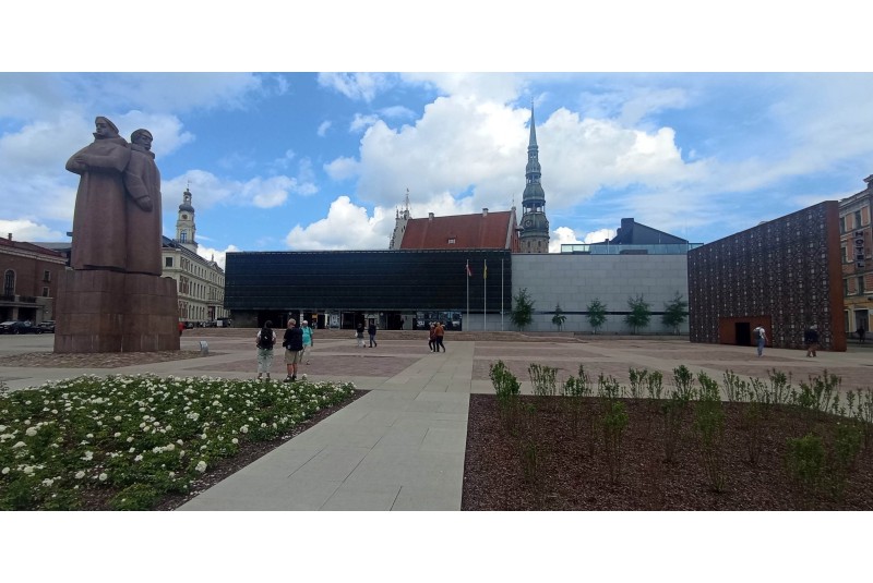 Fig. 13 - GT#2, Riga: Piazza dei Fucilieri
Lettoni. Da sinistra a destra: il
monumento omonimo (1971), il
Museo dell&rsquo;occupazione della
Lettonia (G. Birkerts, 1993) e il
Memoriale alle Vittime dell&rsquo;Occupazione
Sovietica (K. Gelzis
e I. Mikelsone, 2021). Foto Porto
Team, 8 giugno 2024.