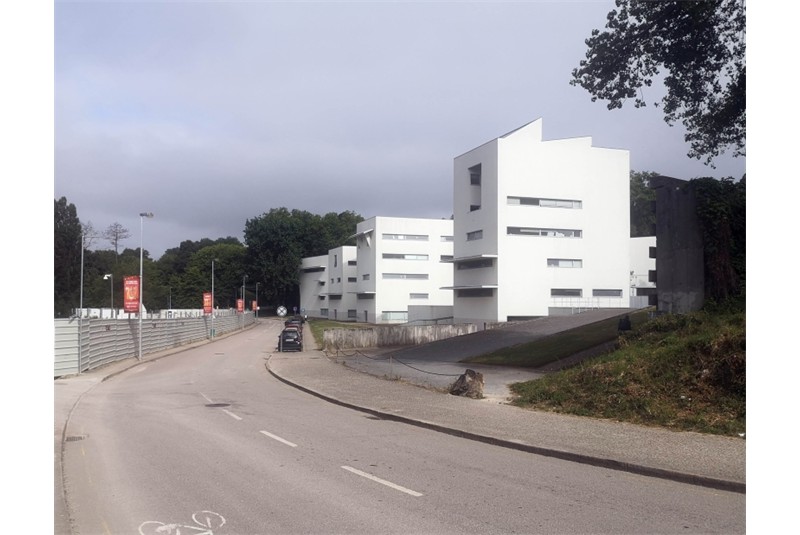 Fig. 19 - GT#3, Porto: arrivando alla Facolt&agrave;
di Architettura dell&rsquo;Universit&agrave;
di Porto di &Aacute;lvaro Siza, 1986-
1996. Foto C. Pallini (Polimi), 5
giugno 2025.