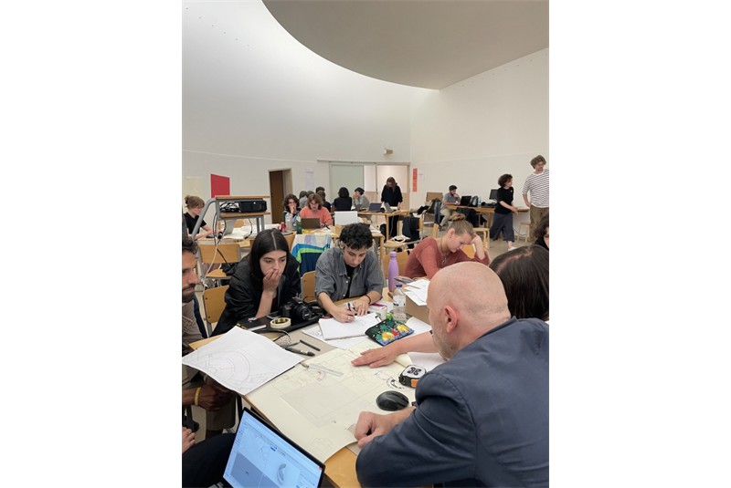 Fig. 20 - GT#3, Porto: discutendo con gli
studenti durante l&rsquo;IPL nello spazio
semicircolare del Museo.
Foto E. Margione (Polimi).