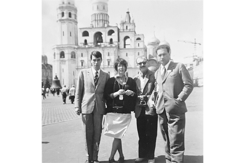 Fig. 11 - Viaggio a Mosca degli architetti
milanesi (1962). Gae Aulenti e
Guido Canella nella piazza delle
cattedrali del Cremlino. Archivio
Gae Aulenti