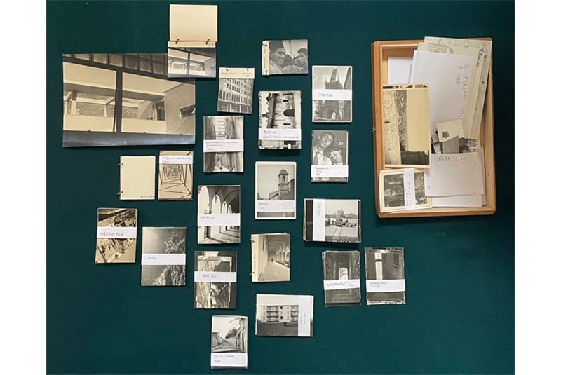 Fig. 12 - Immagini di viaggio raccolte per
destinazione e conservate nella
scatola &ldquo;I viaggi di Gae&rdquo;. Parte di
queste fotografie sono raccolte
in piccoli album ad anelli come
ad esempio l&rsquo;album di Como, in
alto a sinistra. Si noti la riproduzione
ingrandita della fotografia
della Casa del Popolo (ex Casa
del Fascio) risalente al 1948. Le
raccolte sono state liberamente
ricomposte dagli autori. Archivio
Gae Aulenti.