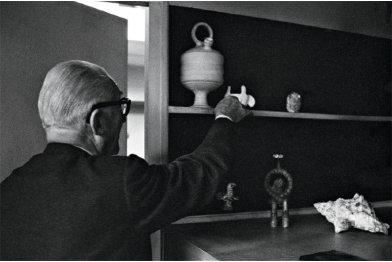Fig. 16 - Le Corbusier intento a disporre
gli objets &agrave; r&eacute;ation po&eacute;tique
all&rsquo;interno di una nicchia nella
casa-studio di Rue Nungesseret-
Coli a Parigi (R&uuml;egg 2017, p.
81).