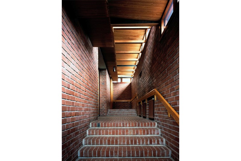 Fig. 19
A.Aalto Municipio di S&auml;yn&auml;tsalo
(1949-52), Vista della scala di
accesso alla sala consiliare.