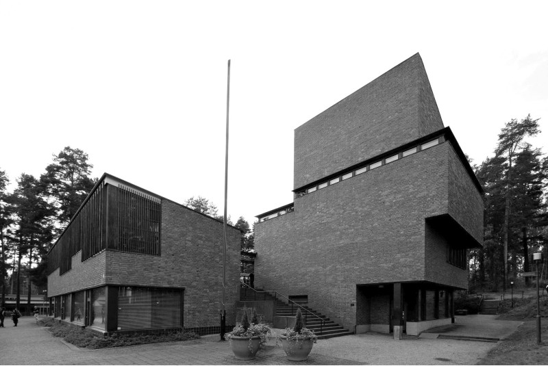 Fig. 21
A.Aalto Municipio di S&auml;yn&auml;tsalo
(1949-52), Vista dell&rsquo;accesso
alla corte interna.