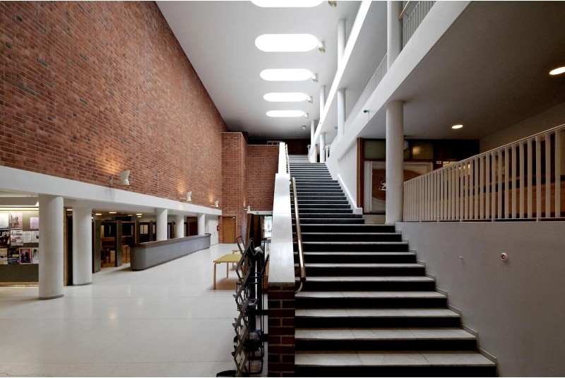 Fig. 25
A.Aalto Campus di Jyv&auml;skyl&auml;
(1951-71), Scala interna corpo
aule.