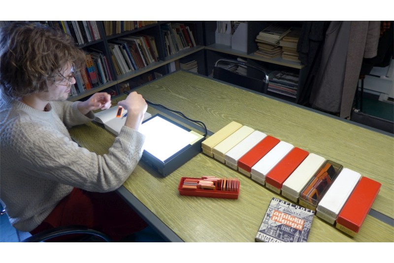 Fig. 1
Ricerca sulla collezione
di diapositive di Mart Port
presso l’Estonian Museum of
Architecture, 2024. Per gentile
concessione di Merilin Tee. Fig. 1
Ricerca sulla collezione
di diapositive di Mart Port
presso l’Estonian Museum of
Architecture, 2024. Per gentile
concessione di Merilin Tee.