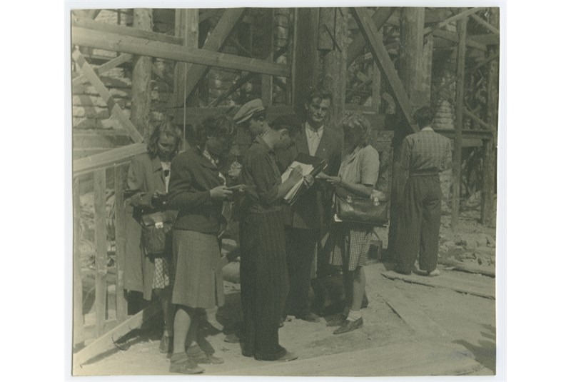 Fig. 6
Studenti della Facoltà di Ingegneria
Civile dell'Istituto Tecnologico
di Tallinn durante il loro
tirocinio, al centro lo studente
Mart Port, 1949. Per gentile concessione
del Tallinn University of
Technology Museumtif. Fig. 6
Studenti della Facoltà di Ingegneria
Civile dell'Istituto Tecnologico
di Tallinn durante il loro
tirocinio, al centro lo studente
Mart Port, 1949. Per gentile concessione
del Tallinn University of
Technology Museumtif.