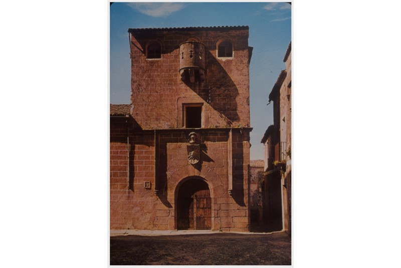 Fig. 7 Travel souvenir with Casa del Sol in Cáceres-Spain. (In: Archive Álvaro Siza, Col. Serralves Foundation – Museum of Contemporary Art, Porto. Donation 2015. PT FS ASV 19 3 6 ASV 305). Fig. 7 Travel souvenir with Casa del Sol in Cáceres-Spain. (In: Archive Álvaro Siza, Col. Serralves Foundation – Museum of Contemporary Art, Porto. Donation 2015. PT FS ASV 19 3 6 ASV 305).
