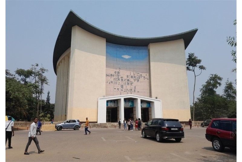Fig. 4
Notre-Dame de la sagesse
Church, wih a representation of
the indigenious city of Matonge,
photo by Nkondi, 2023. Fig. 4
Notre-Dame de la sagesse
Church, wih a representation of
the indigenious city of Matonge,
photo by Nkondi, 2023.